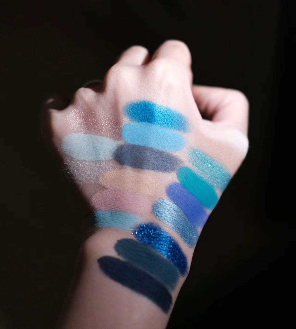 JEFFREE STAR |
BLUE BLOOD 藍血眼影盤