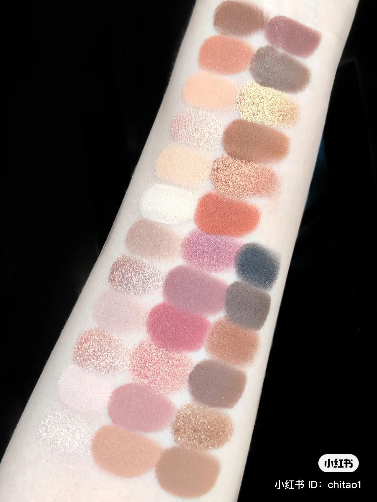 Colourpop | Bare necessities 30色眼影盤