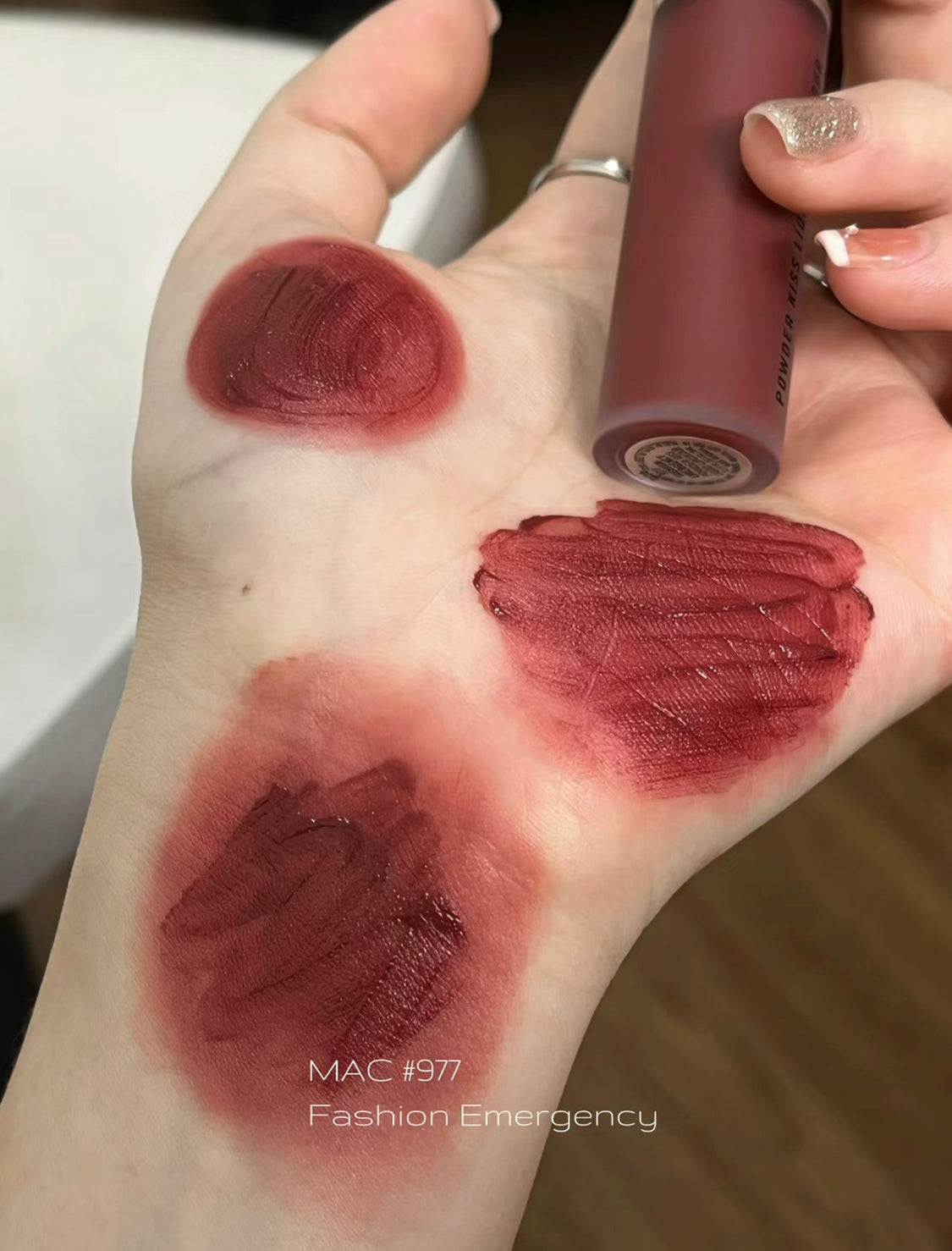 Mac|柔霧唇釉|#977 Fashion Emergency |暗玫瑰豆沙色